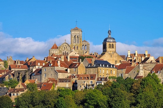 Vezelay, Burgund in Frankreich - the town Vezelay, Burgundy in France